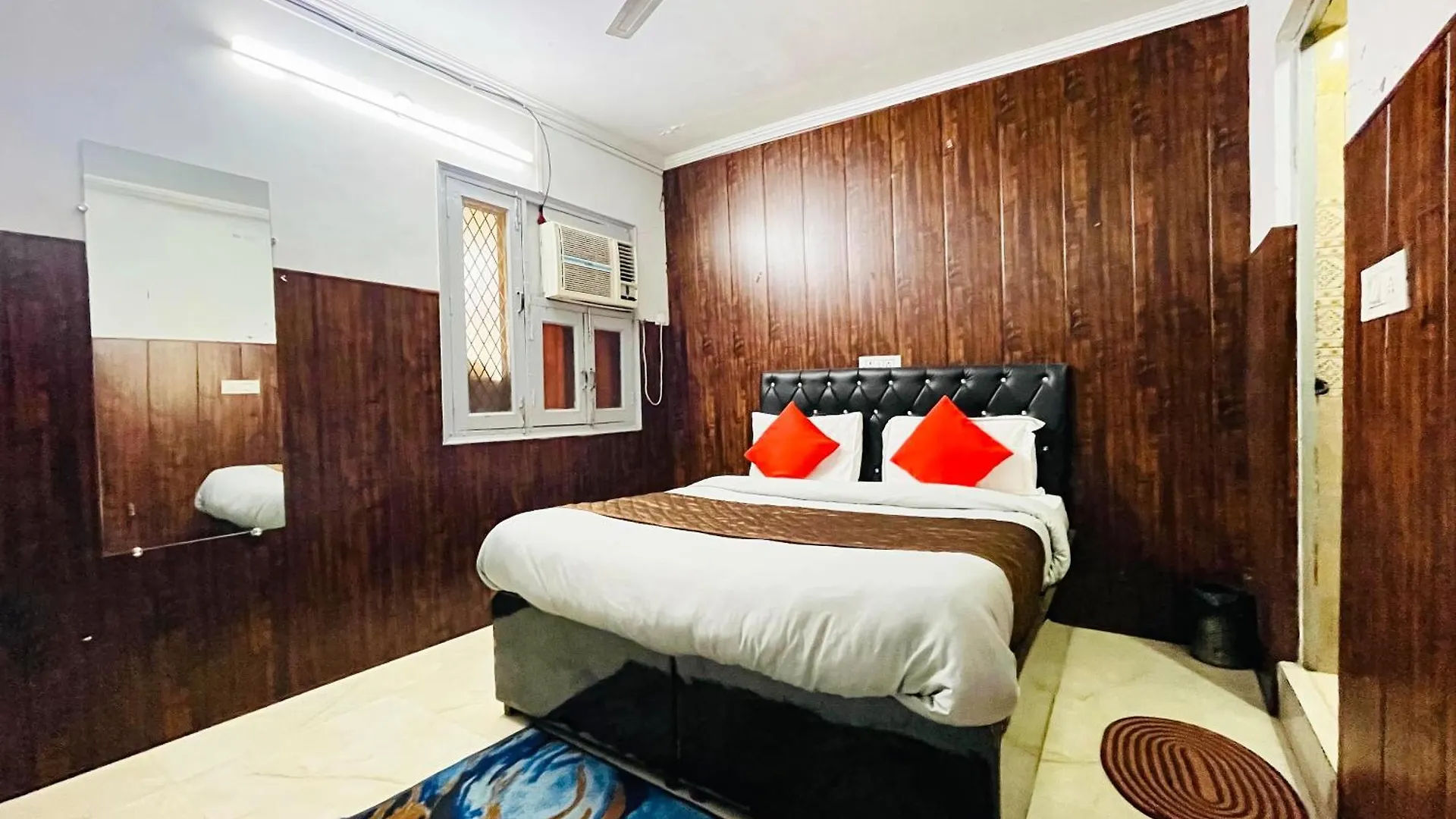 Roomshala 026 Commodo Residency - Satya Niketan location