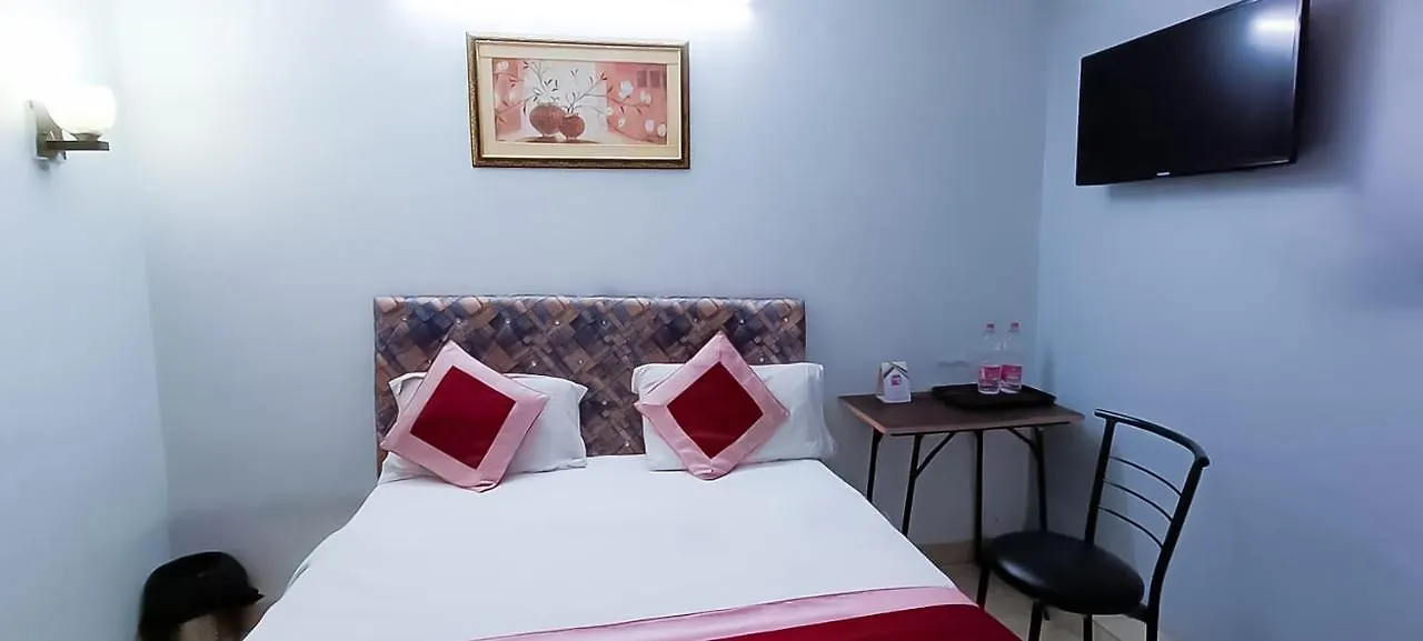 Roomshala 026 Commodo Residency - Satya Niketan 3*, New Delhi India