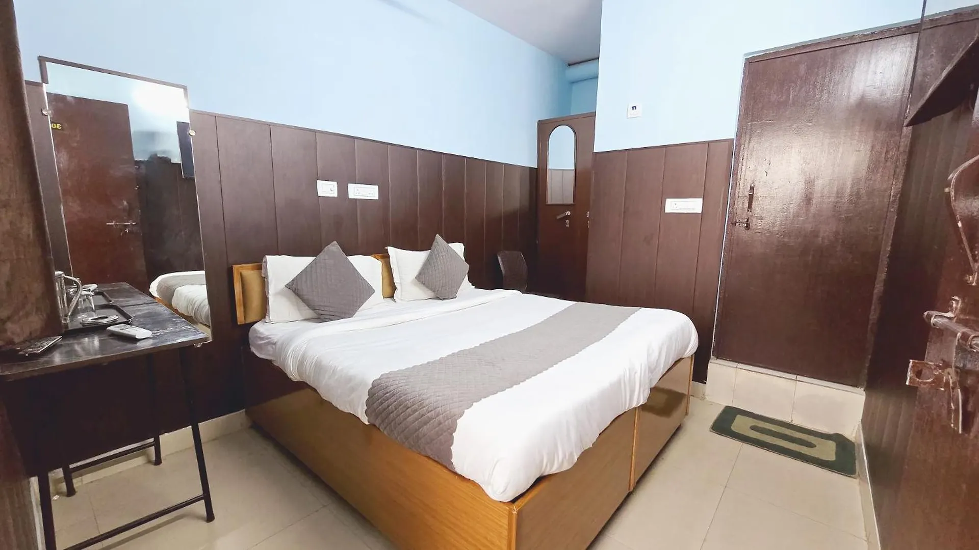 *** Hotel Roomshala 026 Commodo Residency - Satya Niketan India