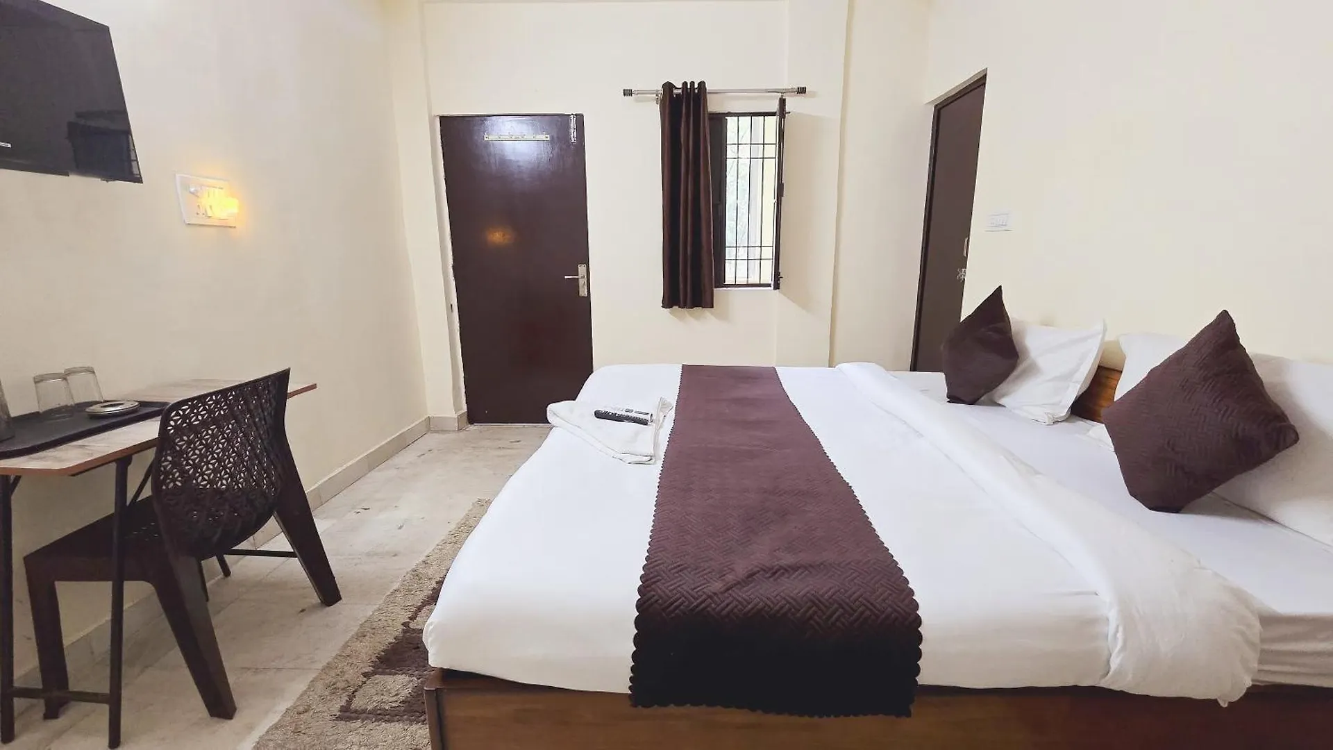 Hotel Roomshala 026 Commodo Residency - Satya Niketan