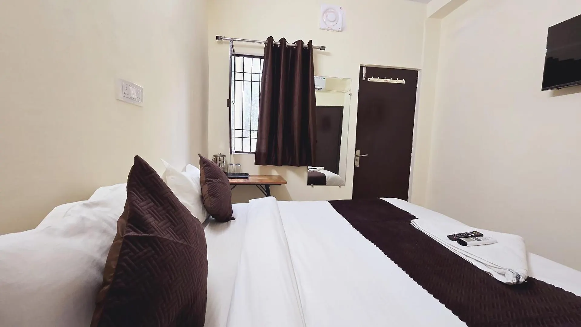 Roomshala 026 Commodo Residency - Satya Niketan New Delhi
