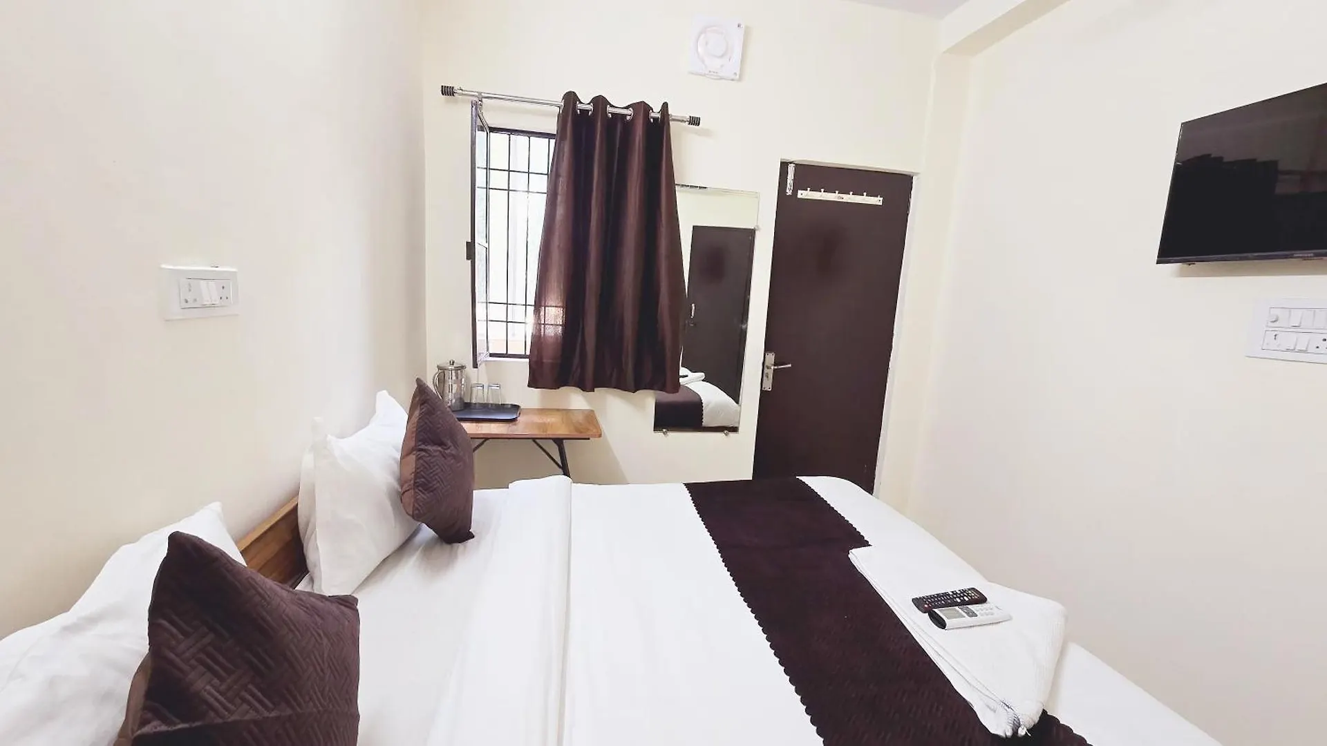 Roomshala 026 Commodo Residency - Satya Niketan 3*, New Delhi