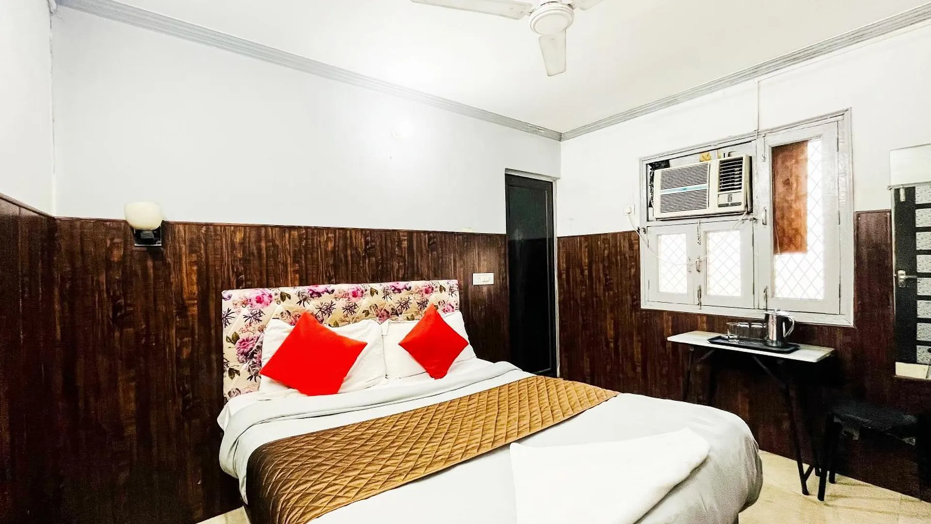 Hotel Roomshala 026 Commodo Residency - Satya Niketan
