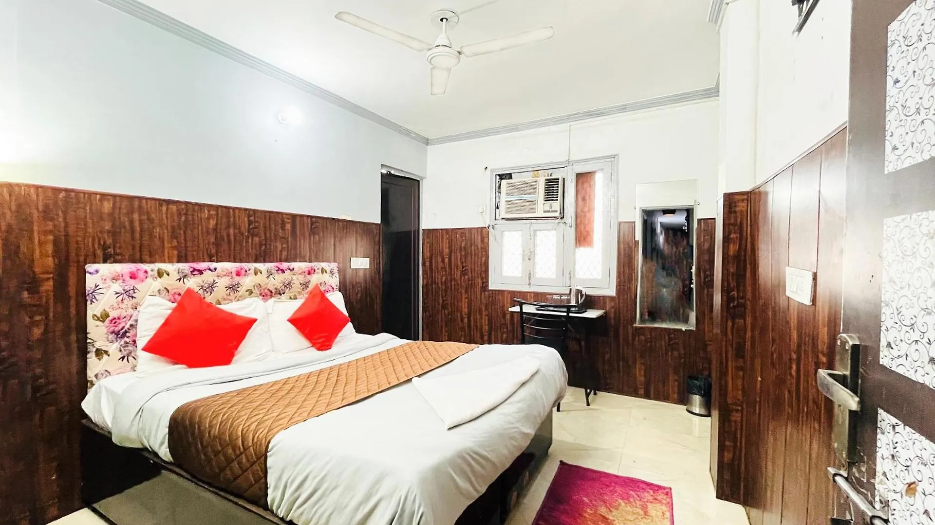 Roomshala 026 Commodo Residency - Satya Niketan 3*, New Delhi