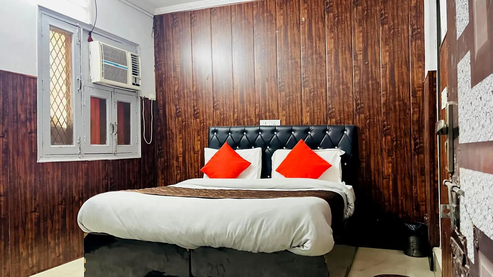 Roomshala 026 Commodo Residency - Satya Niketan Hotel New Delhi